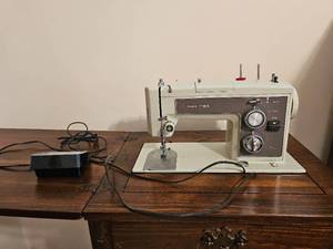 lot 40 image: Traditional Oak Sewing Table with Kenmore Machine