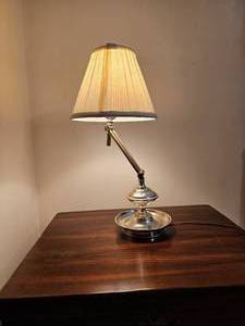 lot 43 image: Adjustable Arm Desk Lamp