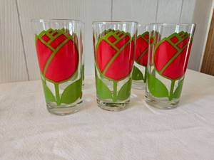 lot 21 image: Vintage MCM Tulip Glasses