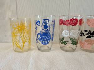 lot 22 image: Vintage MCM Swanky Swig Glasses