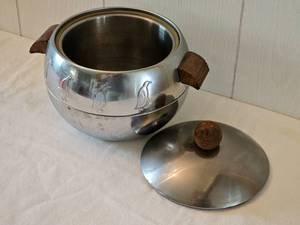lot 23 image: Retro West Bend Penguin Ice Bucket