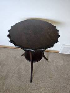 lot 73 image: Hansome Antique Pie Crust Table