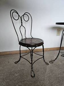 lot 28 image: Charming Vintage Miniature Ice Cream Table