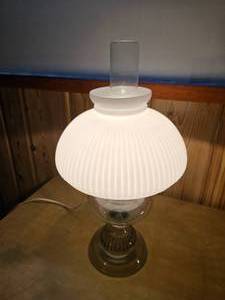 lot 172 image: Milk Glass Shade Parlor Lamp
