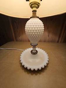 lot 81 image: Vintage Hobnail Milk Glass Table Lamp