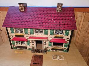 lot 175 image: Vintage Aluminum Doll House