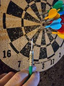 lot 84 image: Vintage Cork Dart Board (12 Darts)