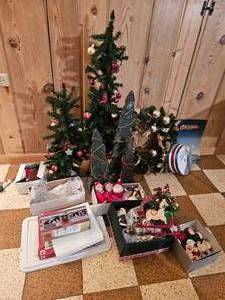 lot 141 image: Christmas Dcor Bundle