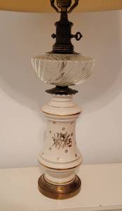lot 151 image: Vintage Oil Lamp Style Table Lamp