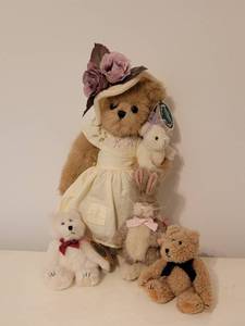lot 93 image: Boyds Bear Teddy Bear Collection