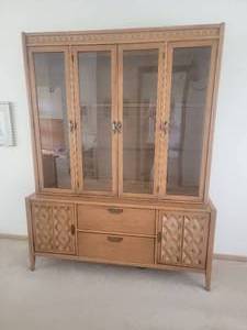 lot 15 image: Stunning  Mid-Century Modern  Display Cabinet   Hutch by Broyhill Premier
