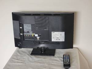 lot 183 image: Samsung 19 LCD HDTV - UN19F4000AF