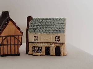 lot 67B image: Vintage Mudland End Ceramic Cottage Collection B (5)