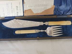 lot 32 image: RARE Antique 1887 Polished Bone Fish Server  with Brilliant Etched Blade - England