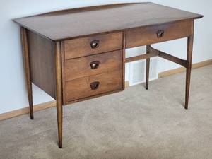 lot 17 image: Breathtaking Mid-Century Modern Vintage Desk by Bassett Furniture
