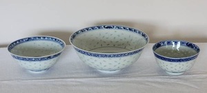 lot 36 image: Classic Chinese Handpainted Blue Ceramic Bowls (3)