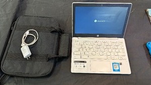 HP Chromebook with carrying case and charger works