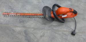 lot 110 image: Black and Decker electric hedge trimmer