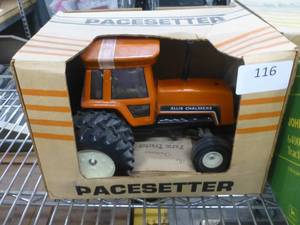 lot 116 image: Pacesetter Vodka decanter of an Allis Chalmers Tractor, empty