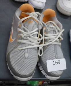 lot 169 image: Lightly worn Womens Nike size 5.5 shoes