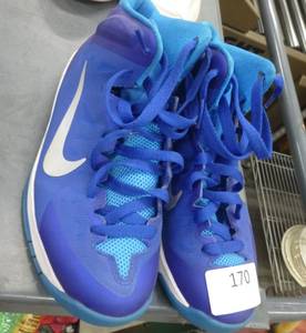 lot 170 image: Lightly worn Youth Nike size 5 shoes