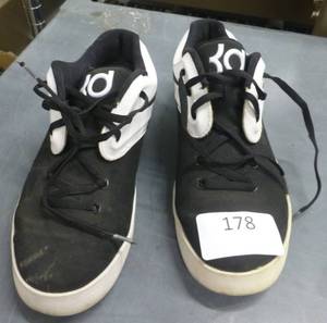 lot 178 image: Lightly worn Youth Nike size 4.5 shoes
