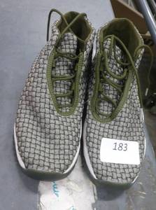 lot 183 image: Lightly worn Youth Nike size 6.5 shoes