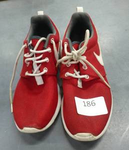 lot 186 image: Lightly worn Youth Nike size 6.5 shoes bright red