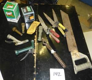 lot 142 image: Group of misc tools and garden hose nozzles