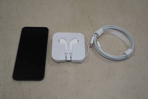 lot 40B image: Apple iPod Touch 7th Generation 32GB