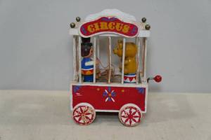 lot 197 image: Vintage Enesco Wood Circus Lion