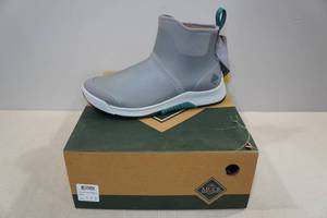 lot 219 image: Muck Boot Womens Outscape Shoes -Size 11