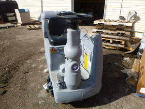 lot 14 image: Advance Aqua Ride Floor Scrubber