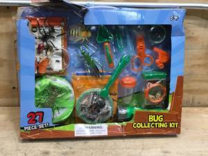 lot 37 image: Bass Pro Shops 27 Piece Toy Bug Collecting Kit