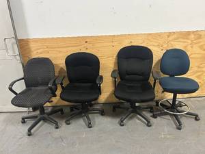 lot 153 image: Lot of 4 Office Chairs