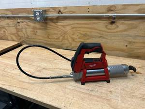 lot 134 image: MILWAUKEE M12 12V Lithium-Ion Cordless Grease Gun (Tool-Only)