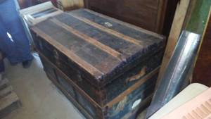 lot 557 image: Vintage Steamer Trunk. Really BIG & complete