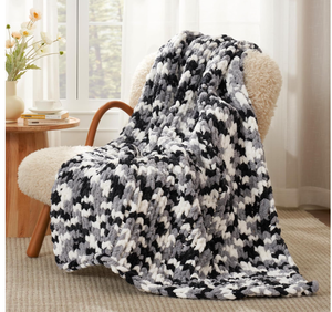 lot 313 image: Amlie Home Chunky Knit Blanket. 63x50