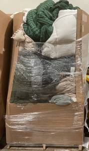 lot 200 image: Wholesale Pallet of Bedding