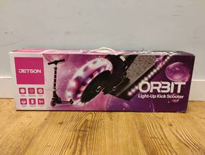 lot 6 image: NEW JETSON ORBIT LIGHT UP KICK SCOOTER