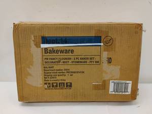 lot 73 image: NEW PIONEER WOMEN FANCY FLOURISH 2 PC BAKER SET