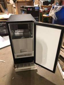 EdgeStar 15 in. 50 lbs. Built-In Ice Maker in Stainless Steel  Customer Returns See Pictures