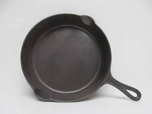 lot 9 image: Vintage 1930s era GRISWOLD Cast Iron Skillet