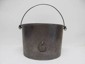lot 11 image: Old GRISWOLD Erie No. 8 Cast Iron 811B Flat Bottom Kettle
