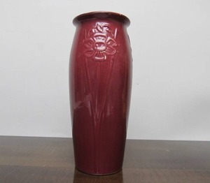 lot 21 image: Very Nice Vintage Signed Art Pottery Vase