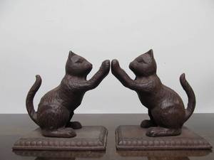 lot 34 image: Pair of Cast Iron Playful Kitten Bookends
