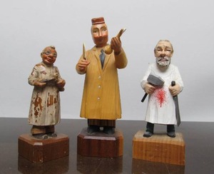 lot 43 image: 3 Vintage Hand Carved Wooden ANRI Figures