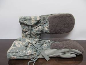 lot 75 image: Unused Military Style Camo Winter Gloves