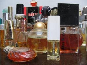 lot 138 image: Great Estate Lot of Vintage & Newer Perfume