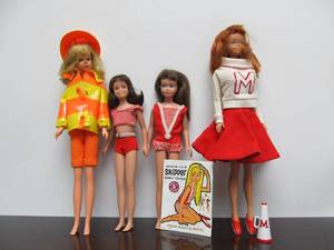 lot 164 image: Excellent Group of Vintage BARBIE Dolls wOutfits
